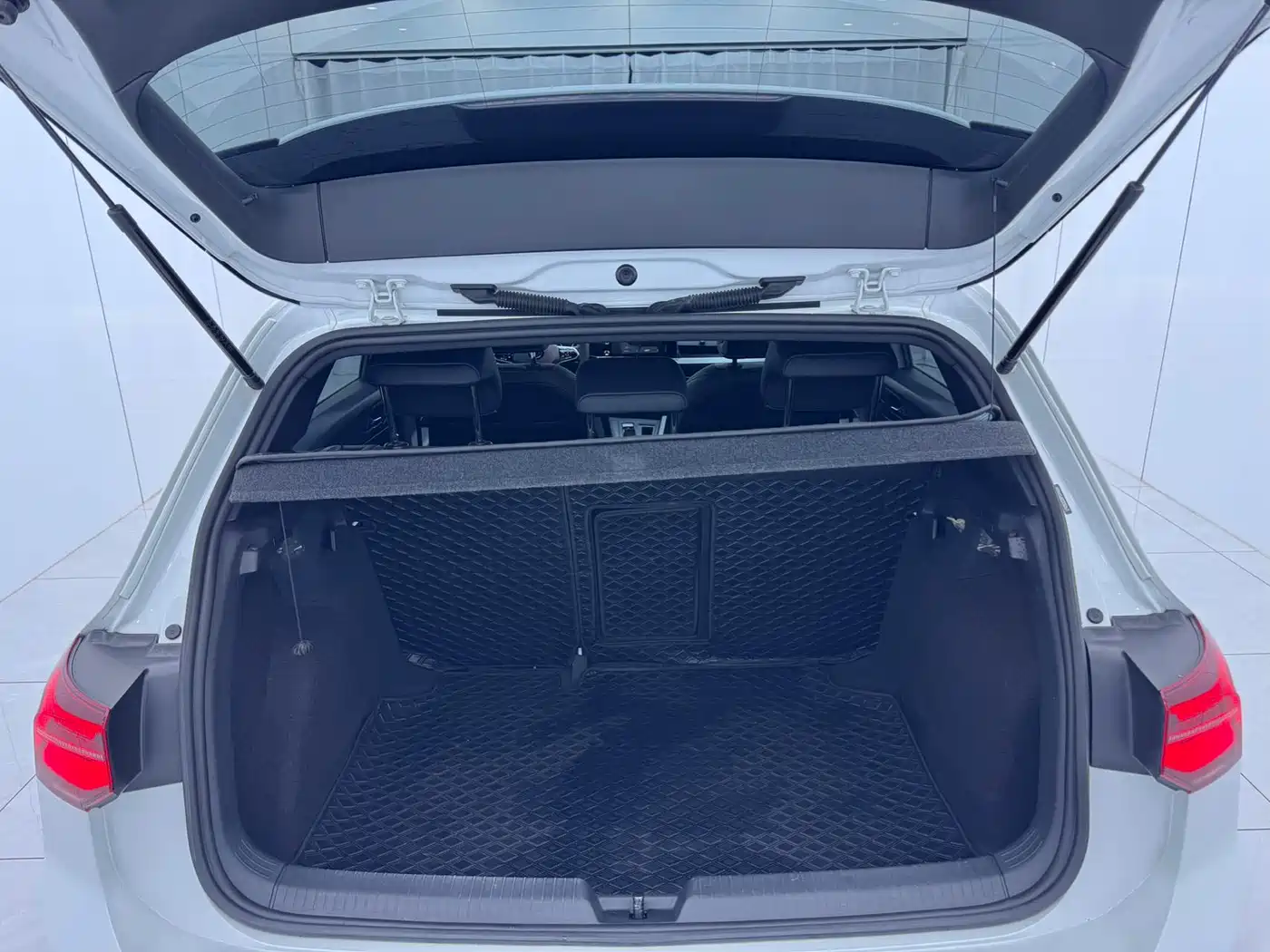 Volkswagen Golf 2023 Model 280TSI DSG R-Line фото 16