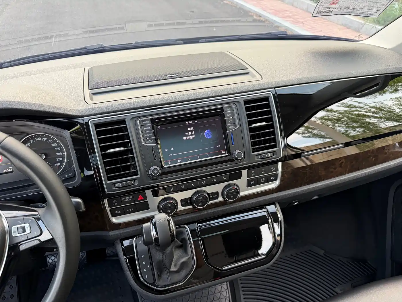 Volkswagen Multivan 2018 2.0TSI 4WD Explorer Edition 7-Seater фото 11