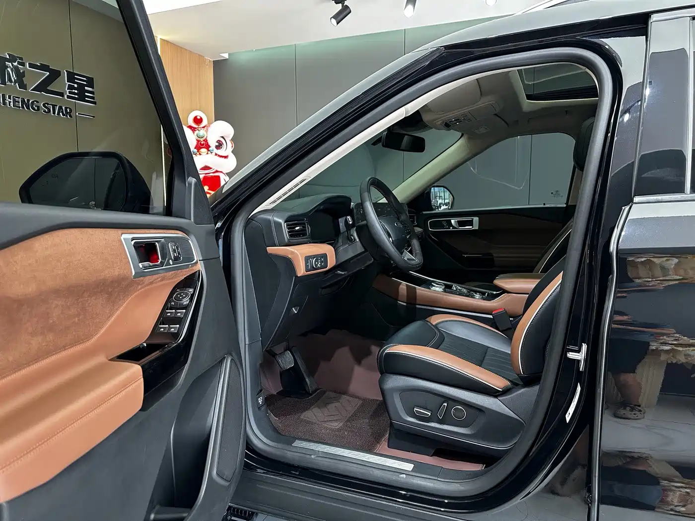 Ford Explorer 2024 2023 EcoBoost 285 AWD Titanium Edition 6-Seater