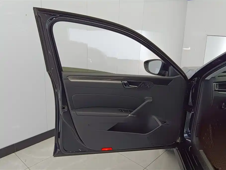 Volkswagen Passat 2017 330TSI DSG Luxury фото 7