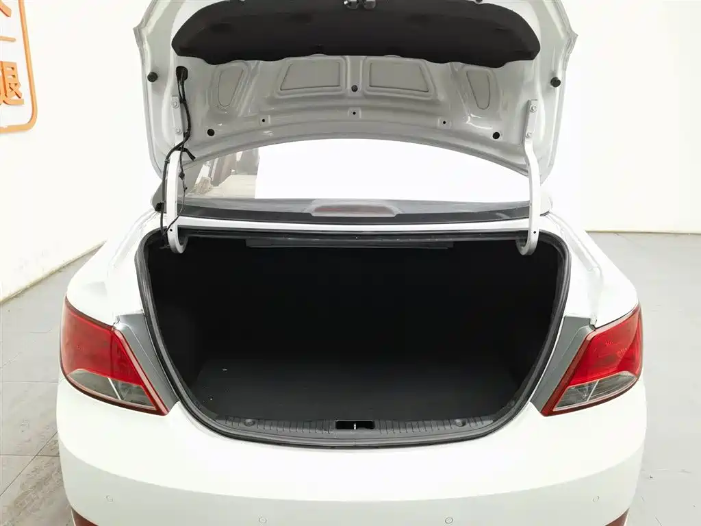Hyundai Verna 2014 1.4L Automatic Smart GLS фото 16