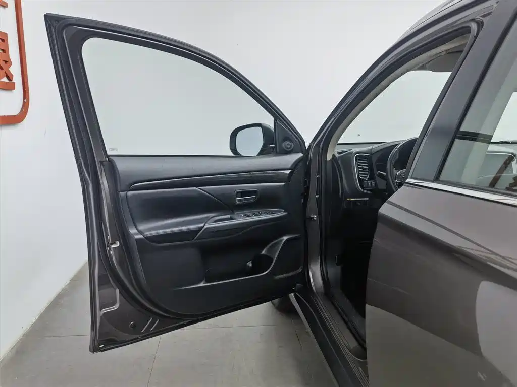Mitsubishi Outlander 2016 2.4L 4WD Elite Edition 5-seater фото 8