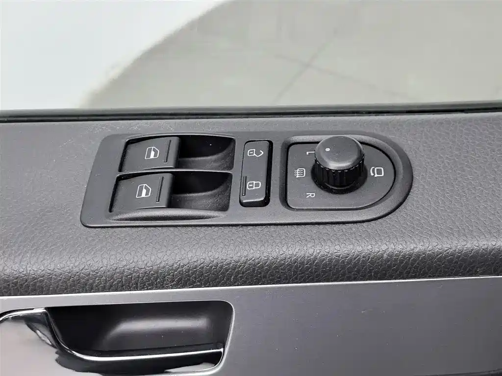 Volkswagen Multivan 2012 2.0TSI 2WD Luxury Edition фото 9