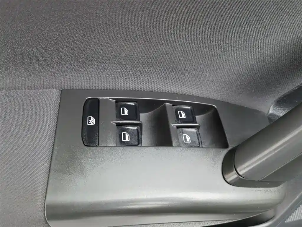 Volkswagen Lavida 2013 Facelift Classic 1.6L Manual Trend фото 9