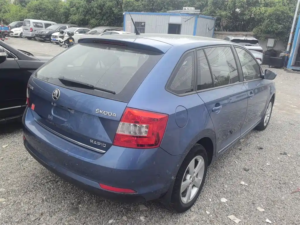 Škoda Skoda Rapid Spaceback 2014 1.6L Automatic Joy Edition фото 7