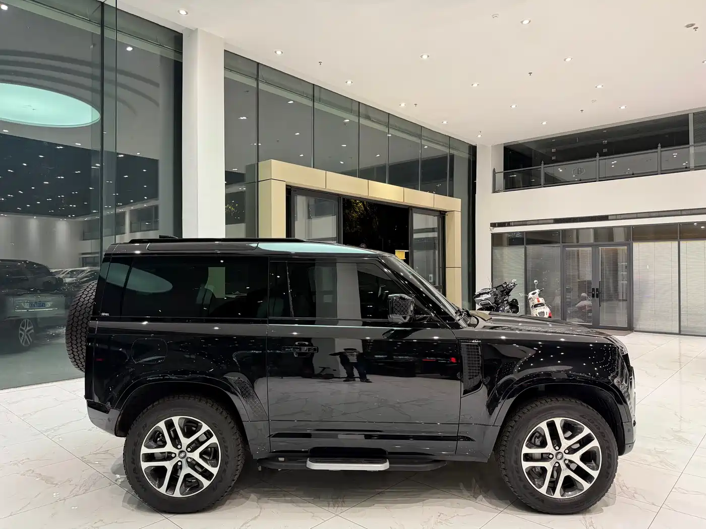 Land Rover Defender 2023 Model 90 3.0T P400 XS фото 12