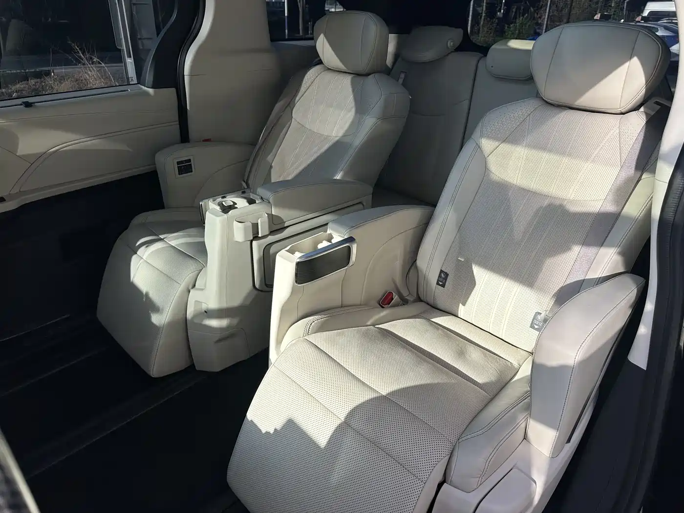 Toyota Granvia 2024 2.5L Hybrid Supreme ULTRA фото 10