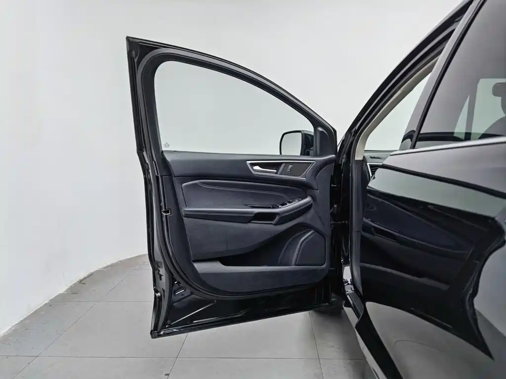 Photo 8 - Ford Edge