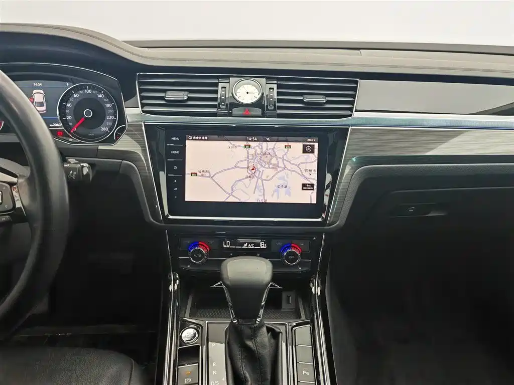 Volkswagen Phideon 2018 Facelift 380TSI FWD Business фото 12