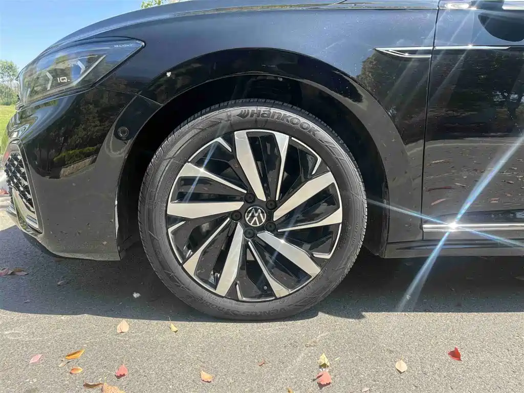 Volkswagen Passat 2022 330TSI Starlight Luxury Edition фото 10