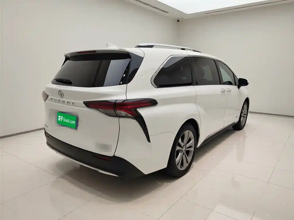 Toyota Sienna 2023 2.5L Hybrid Platinum Edition фото 5