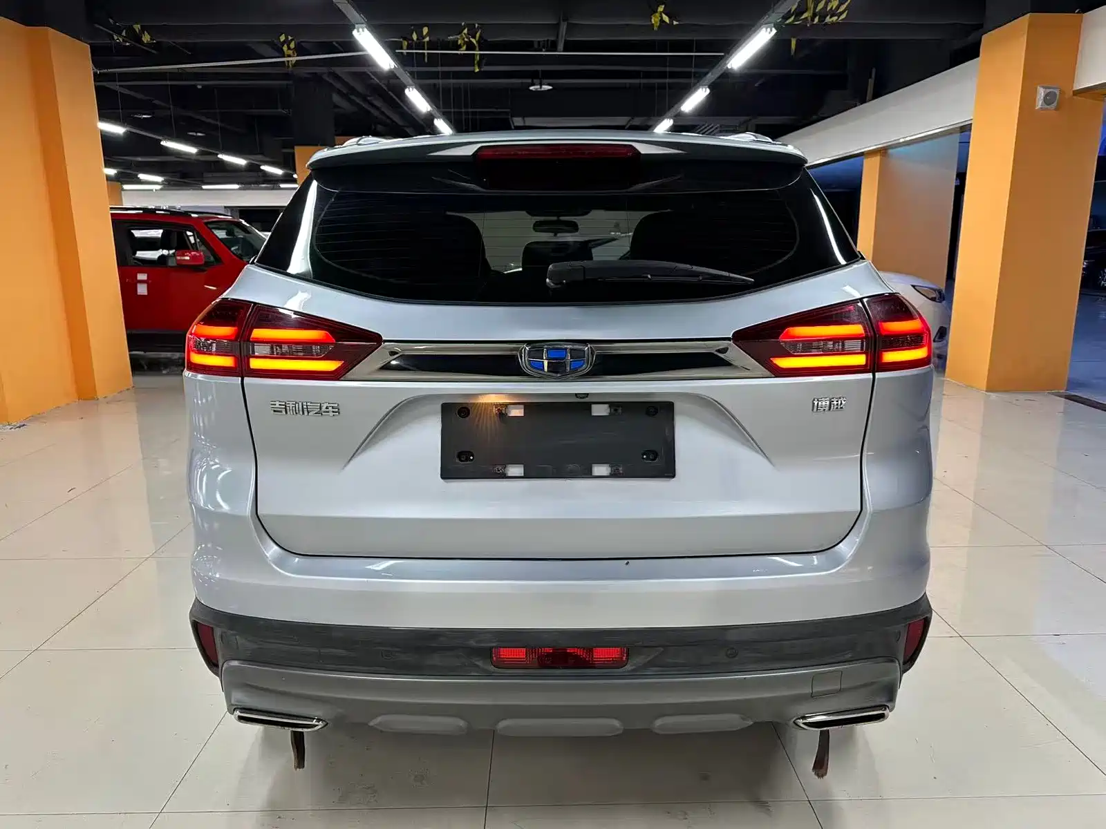 Фото 7 - Geely Atlas