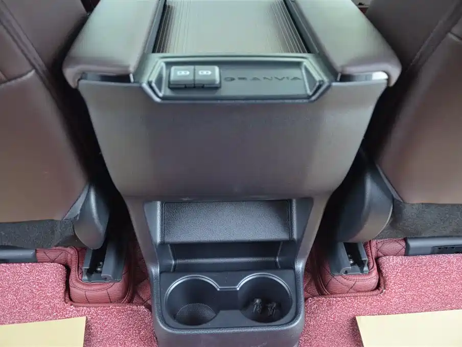 Toyota Granvia 2024 2.5L Hybrid Premium PLUS 4WD Edition фото 9