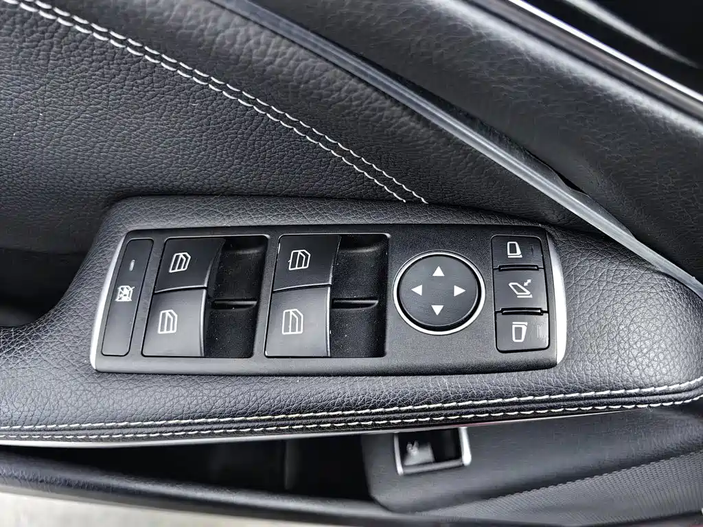 Photo 9 - Mercedes-Benz CLA (Import)
