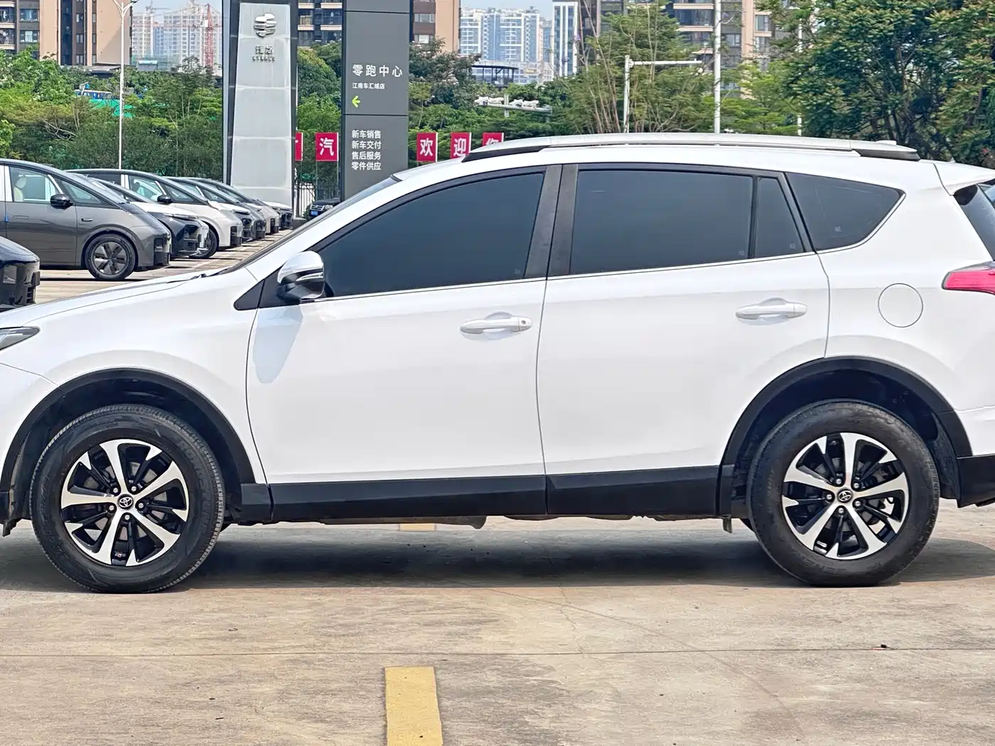 Toyota RAV4 Rongfang 2016 2.0L CVT 2WD Urban (China V) фото 4