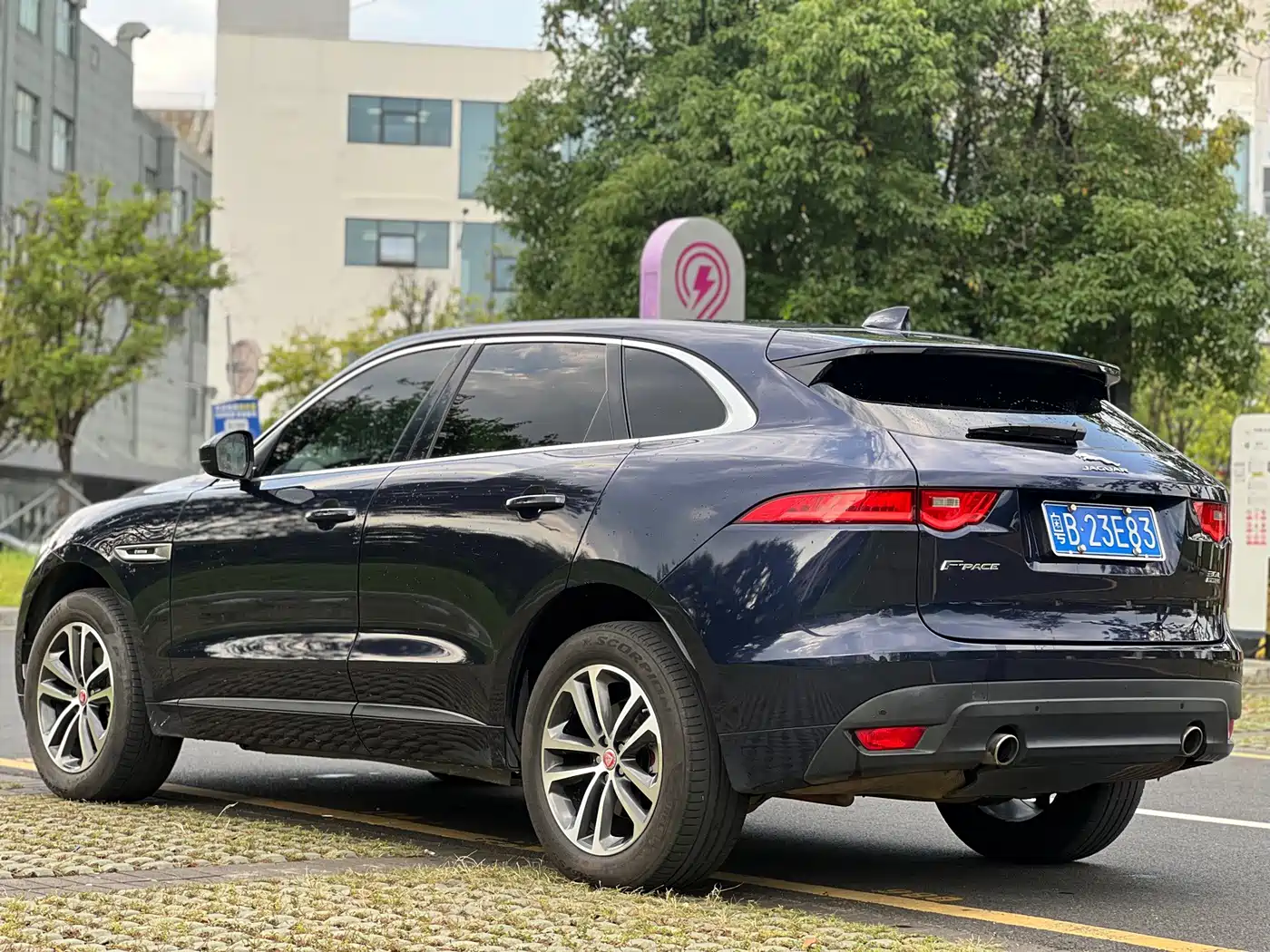Photo 4 - Jaguar F-PACE