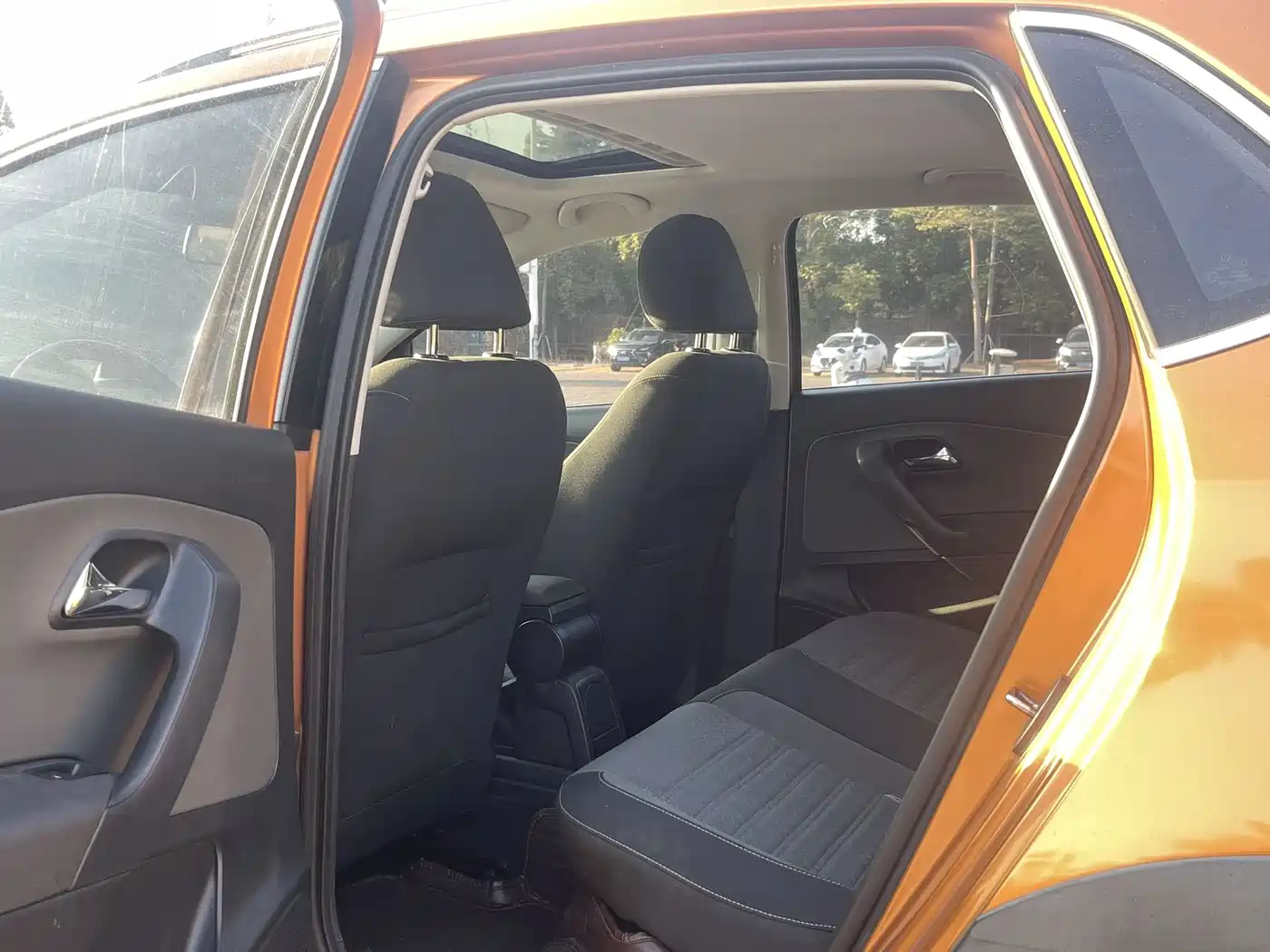 Volkswagen Polo 2016 1.6L Cross Polo Automatic фото 6