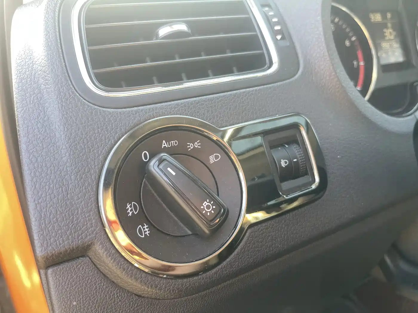 Volkswagen Polo 2016 1.6L Cross Polo Automatic фото 14