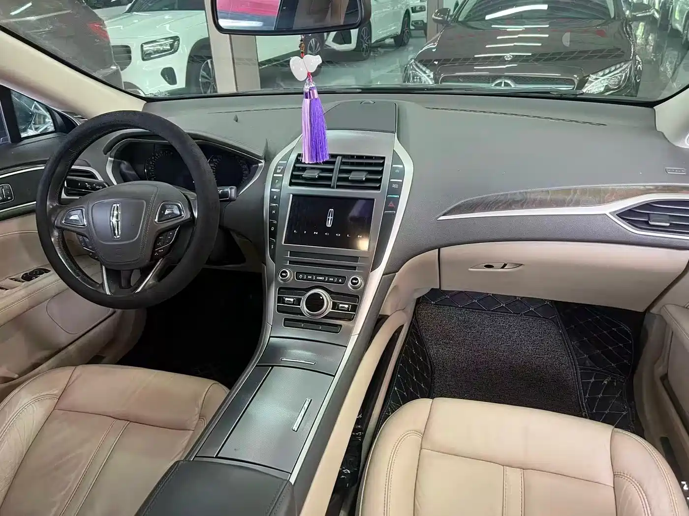 Фото 2 - Lincoln MKZ