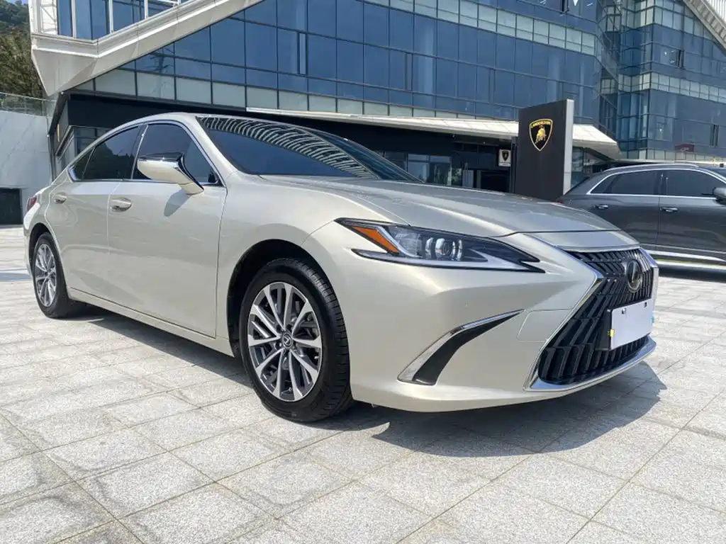Фото 6 - Lexus ES