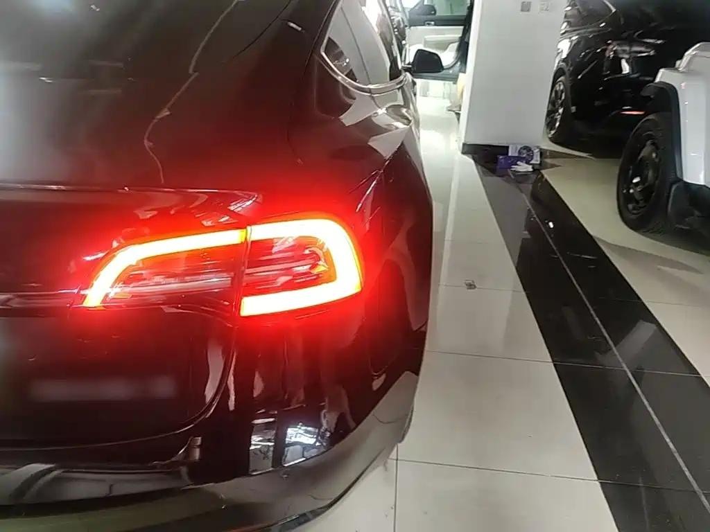 Фото 8 - Tesla Model 3