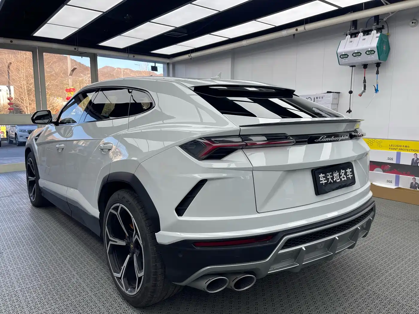 LAMBORGHINI URUS