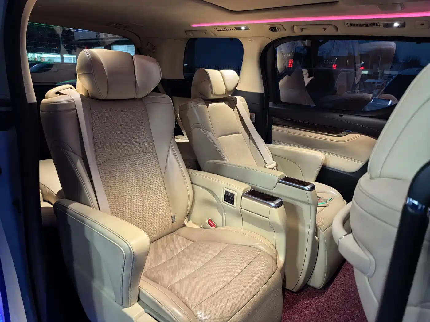 Toyota Alphard 2018 3.5L Luxury фото 12