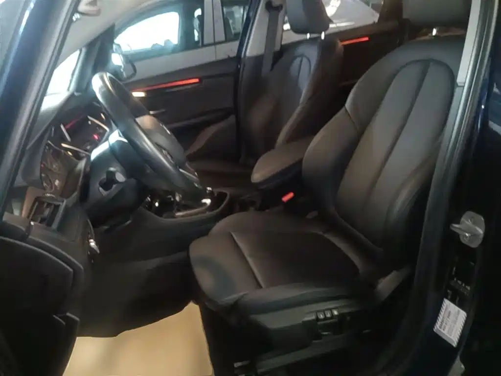 BMW 2 Series Touring 2016 218i Sport Design Package фото 15