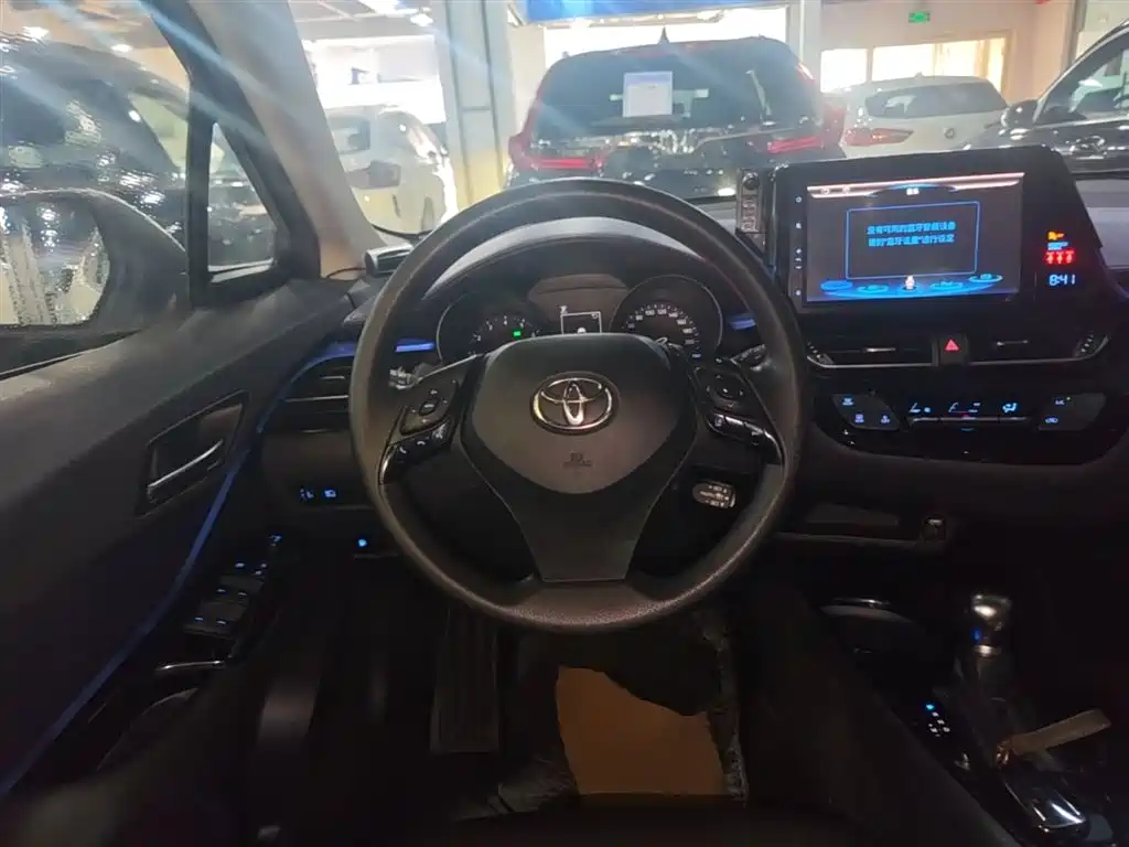 Toyota C-HR 2018 2.0L Leading Edition China V фото 11