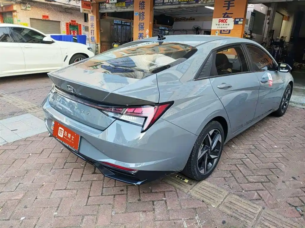 Hyundai Elantra 2022 1.5L CVT LUX Premium Edition фото 3