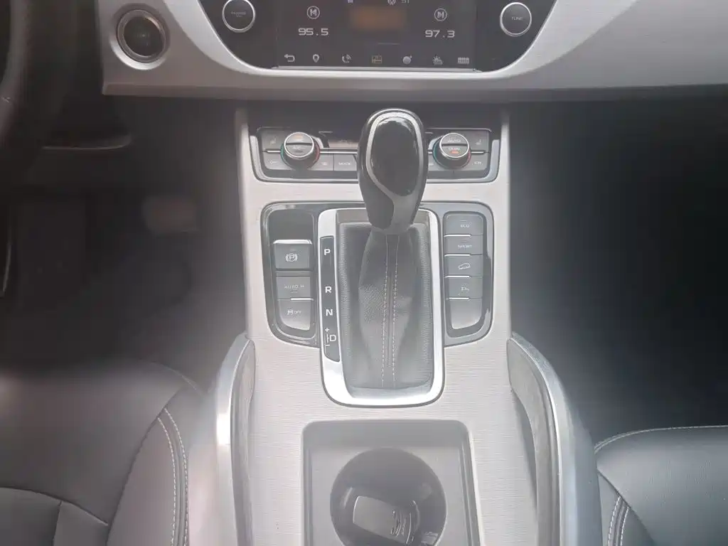 Фото 9 - Geely Atlas