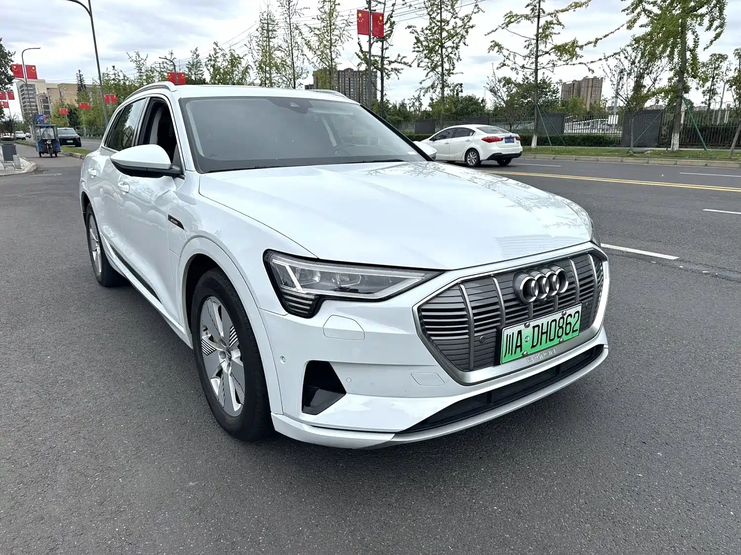 Фото 2 - Audi e-tron (Import)