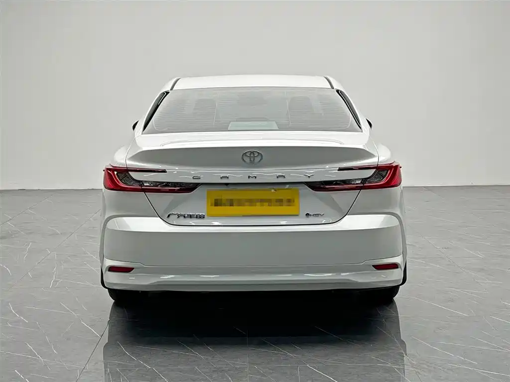Toyota Camry 2024 Hybrid 2.0HE Elite Edition фото 5