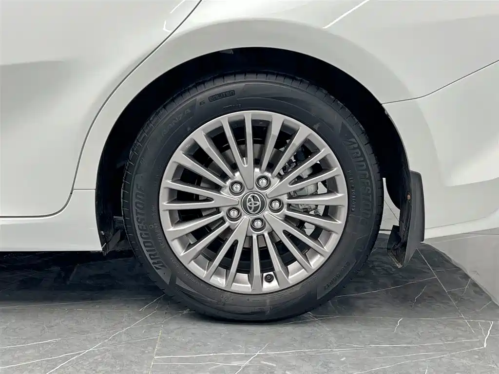 Toyota Camry 2024 Hybrid 2.0HE Elite Edition фото 24