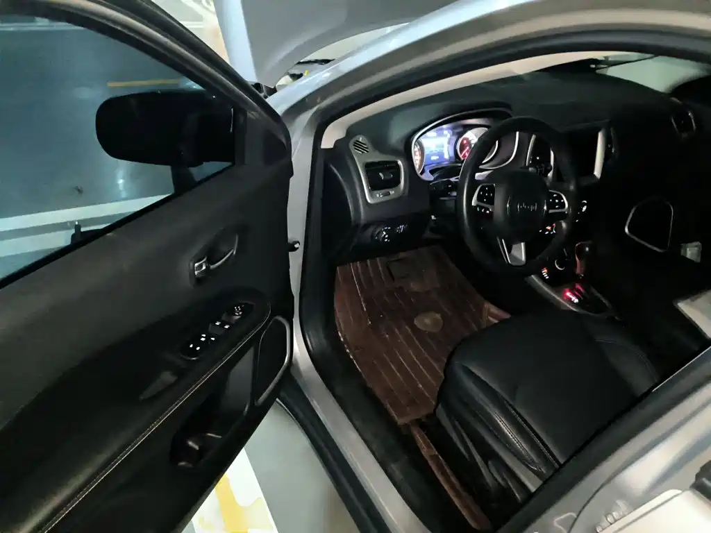 Photo 12 - Jeep Compass