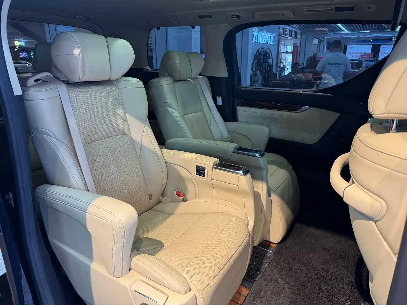 Toyota Alphard 2019 Hybrid 2.5L Luxury фото 13