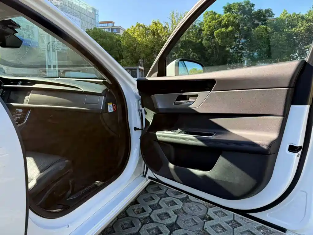 Jaguar XF 2019 2018 XF Sportbrake 2.0T 250PS 2WD Elegance Edition
