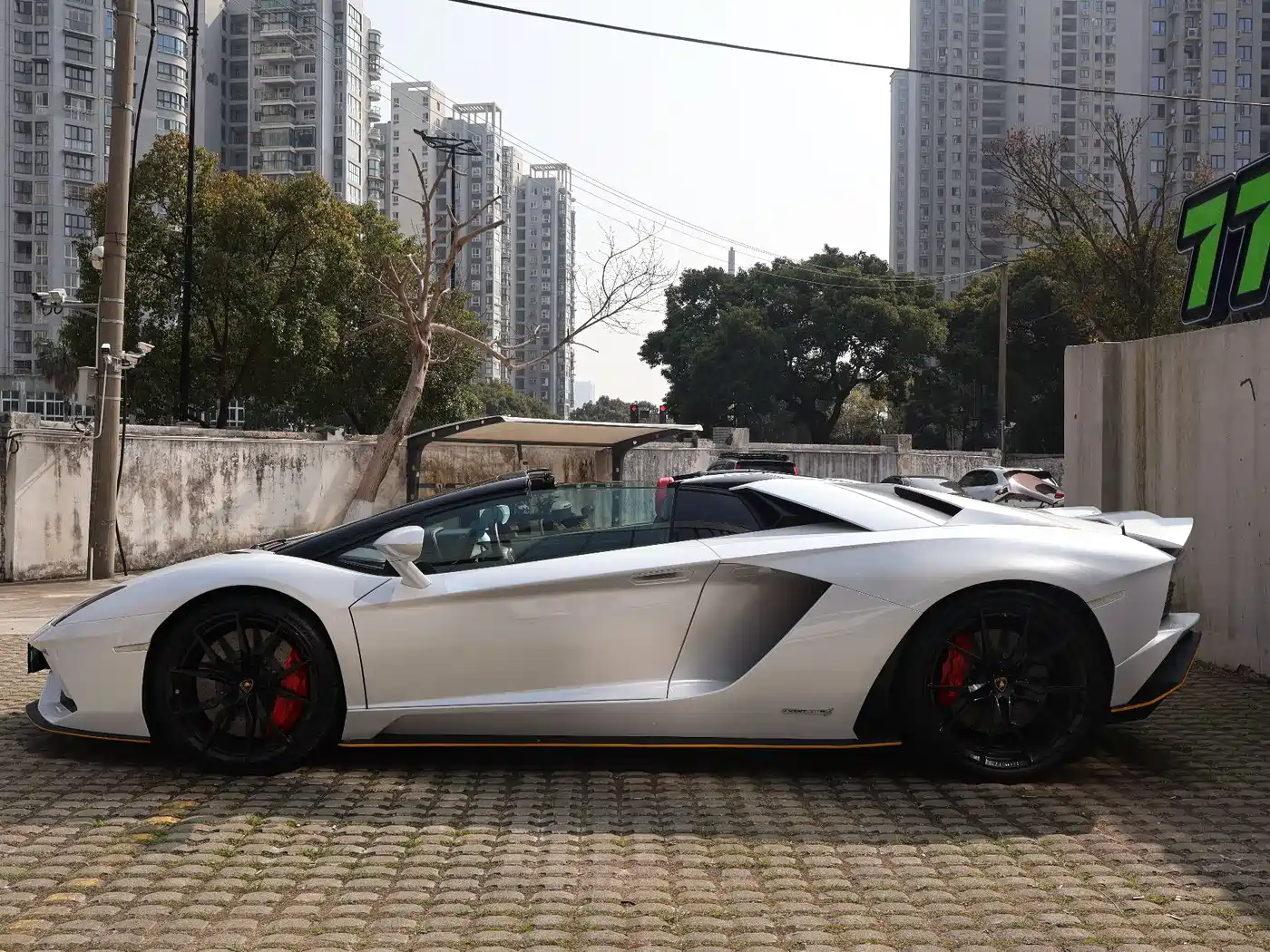 LAMBORGHINI AVENTADOR