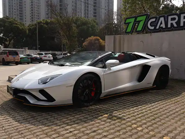 LAMBORGHINI AVENTADOR