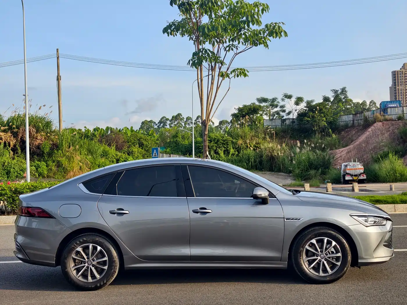BYD Qin PLUS 2024 Glory Edition DM-i 55KM Leading фото 4