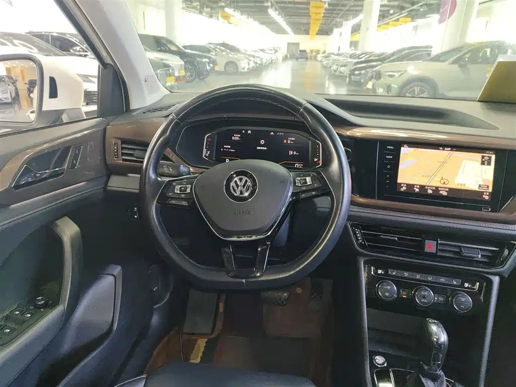 صورة 11 - Volkswagen Tharu