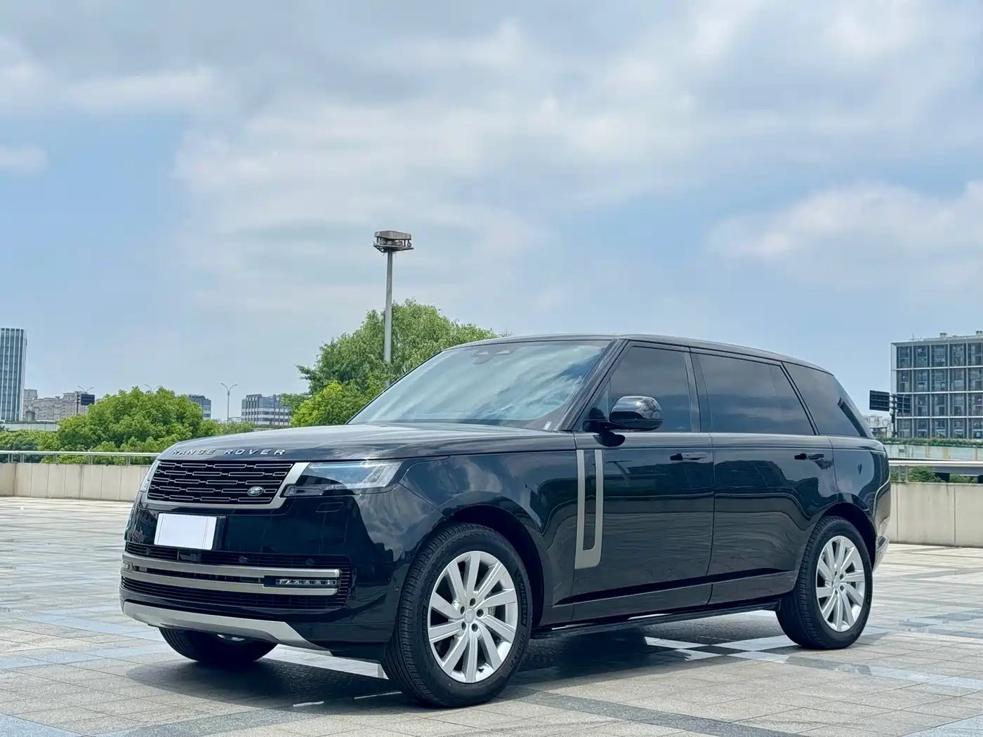 Land Rover Range Rover 2025 3.0 L6 400PS Flourishing Era Extended Wheelbase фото 2