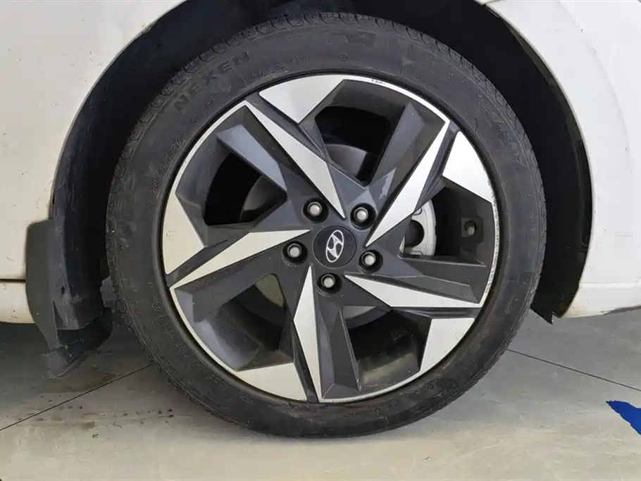 Hyundai Elantra 2021 1.5L CVT LUX Premium Edition фото 6