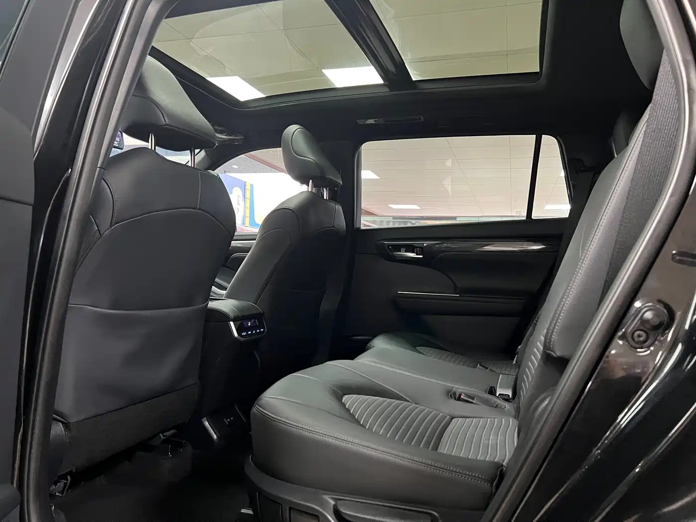 Toyota Crown Kluger 2023 2.5L HEV AWD Luxury Edition фото 6