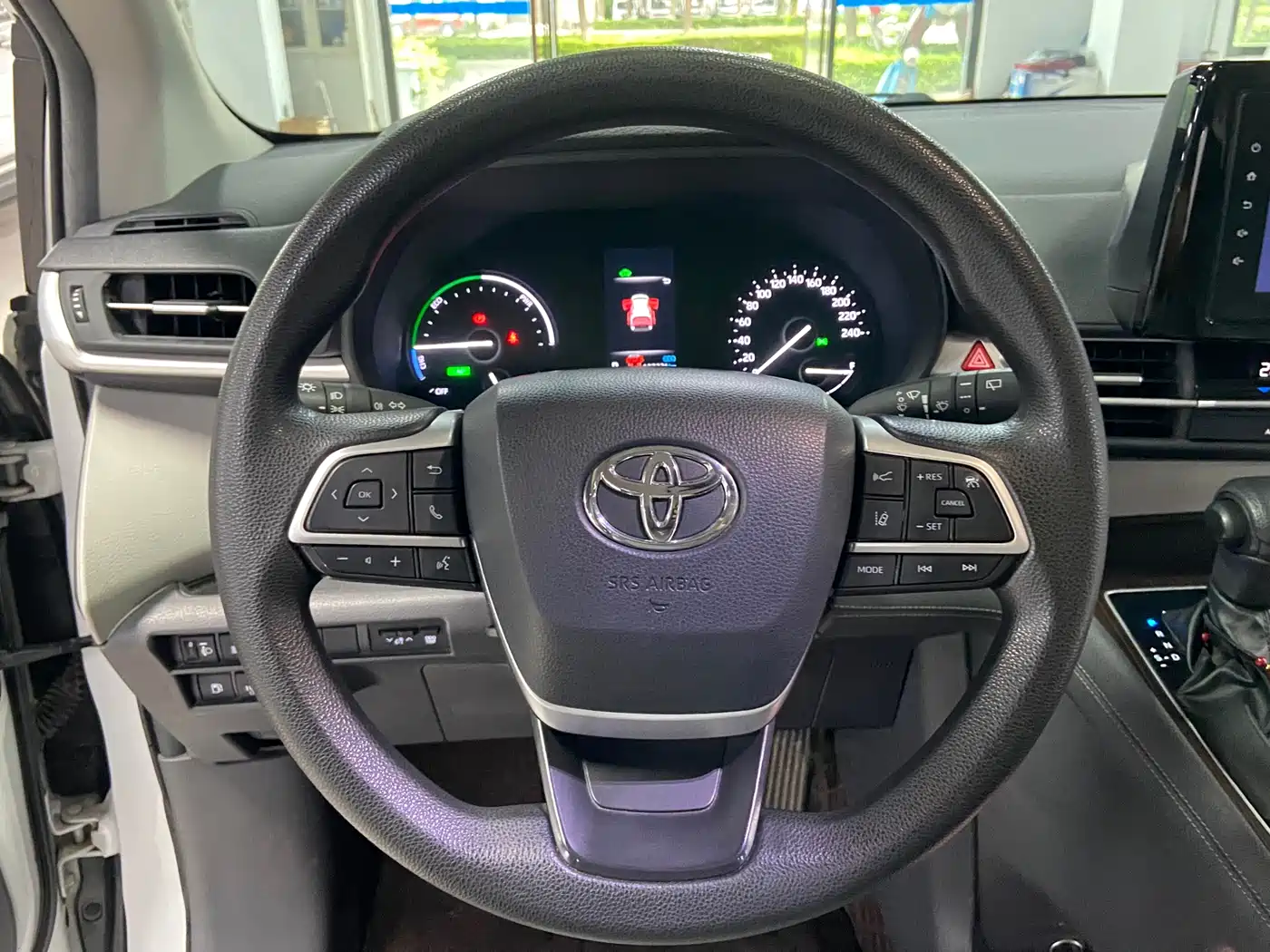 Toyota Granvia 2023 2.5L Hybrid Luxury Edition фото 11