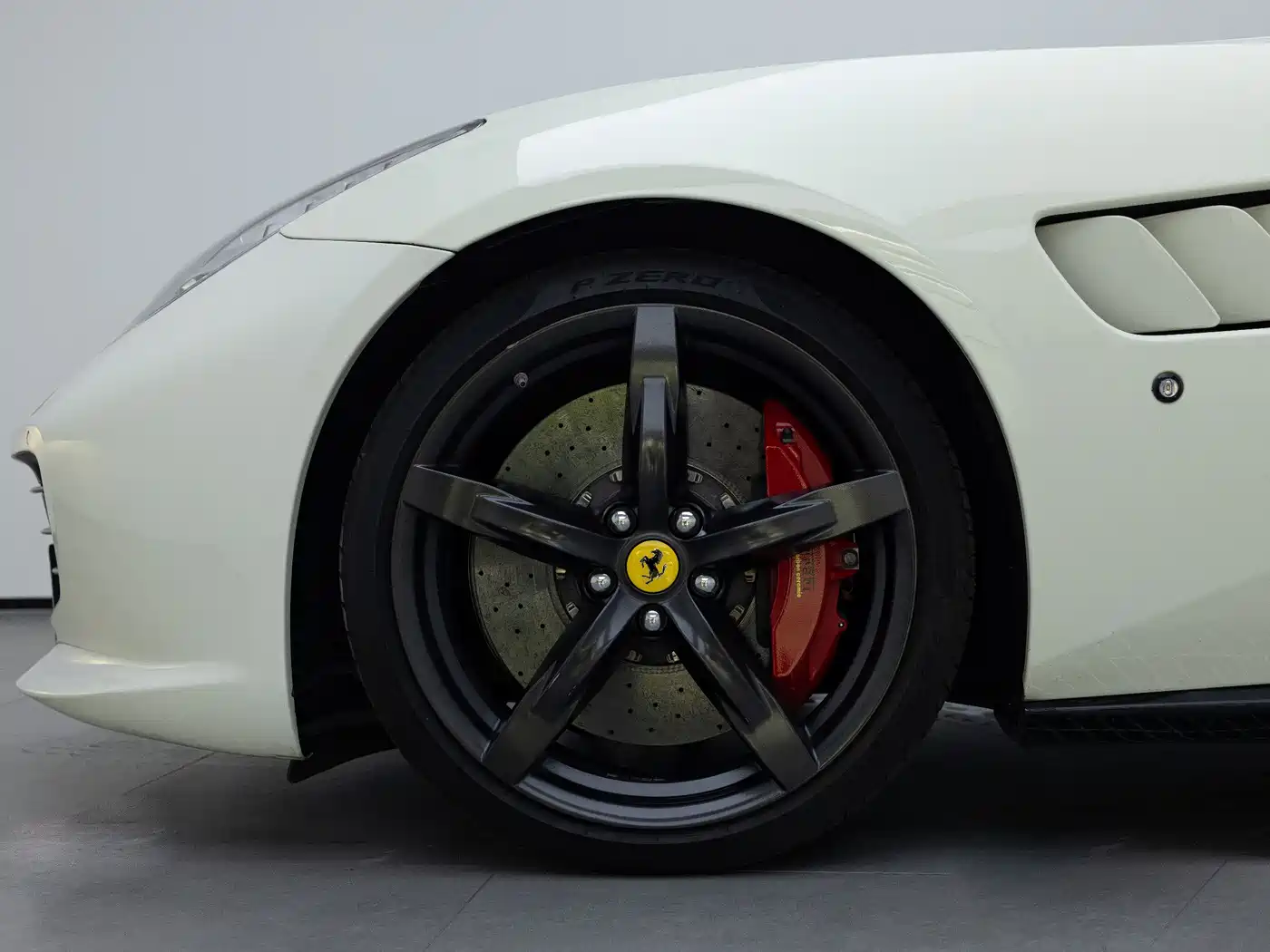 Ferrari GTC4Lusso 2017 3.9T V8 фото 21