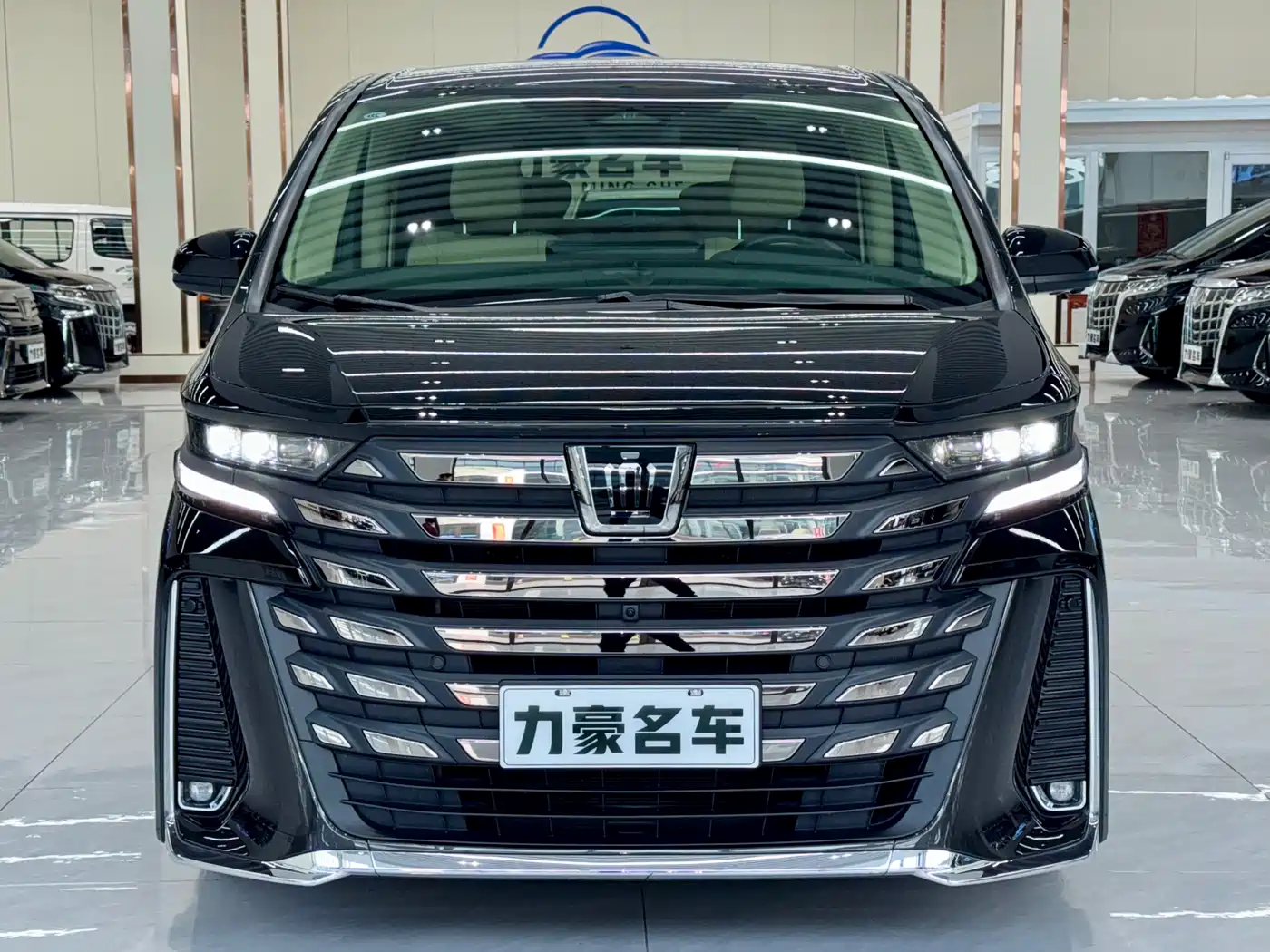 Toyota Vellfire 2024 Crown Hybrid 2.5L Executive Premium Edition фото 2