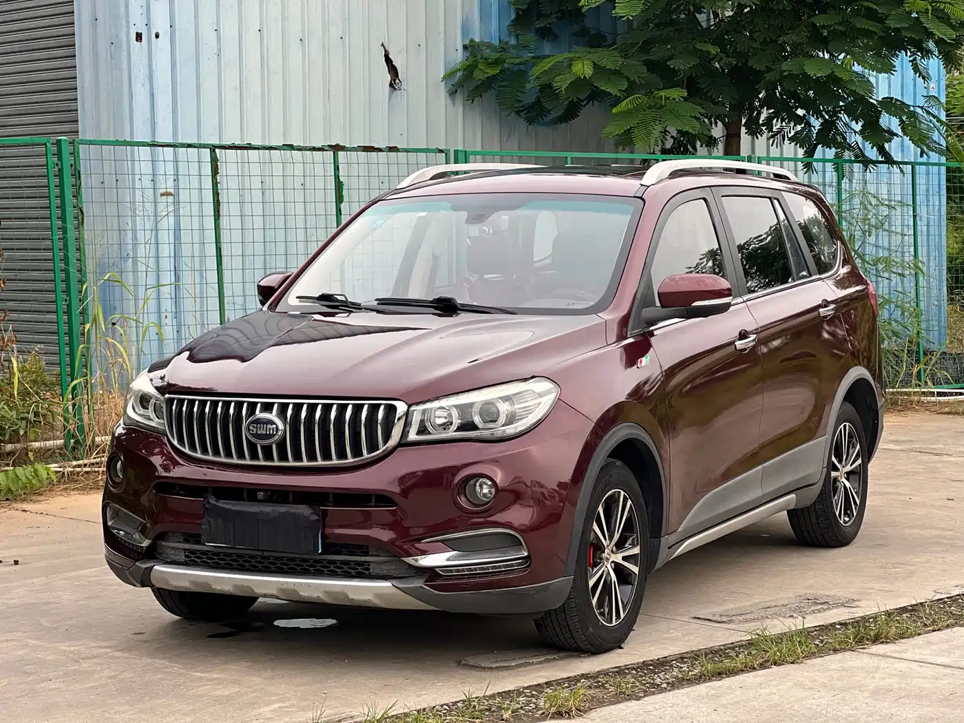 SWM Motor SWM X7 2017 2016 1.8L Manual Luxury 7-seater