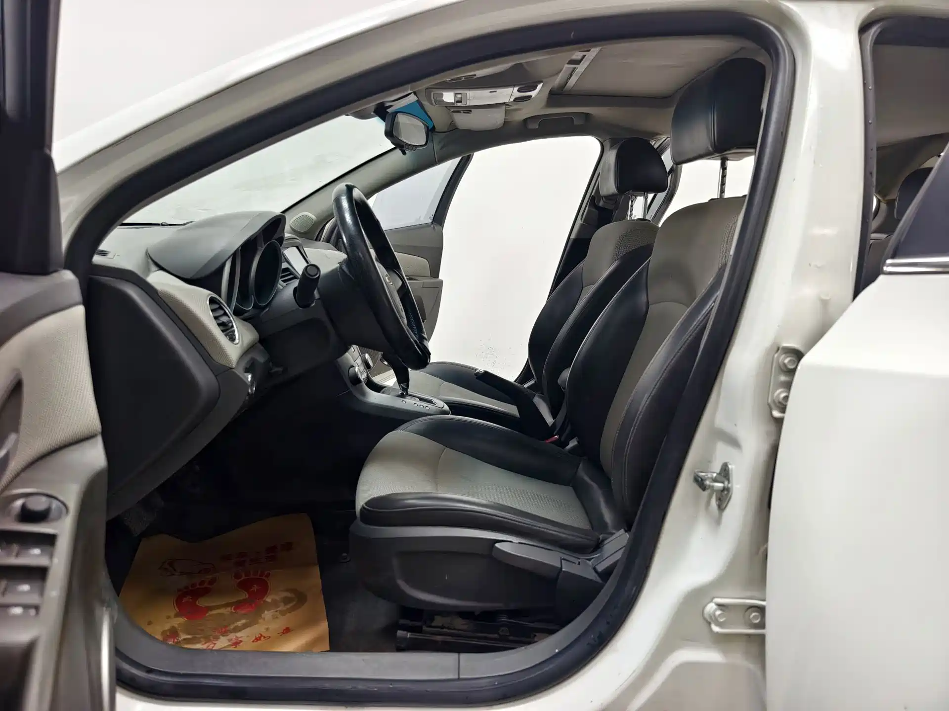 Photo 11 - Chevrolet Cruze
