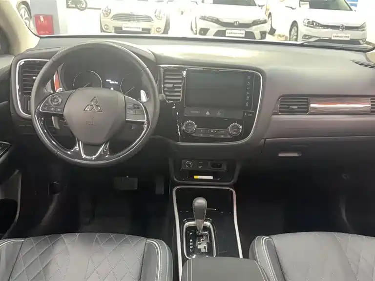 Mitsubishi Outlander 2020 2.4L 4WD Luxury 7-seater фото 6
